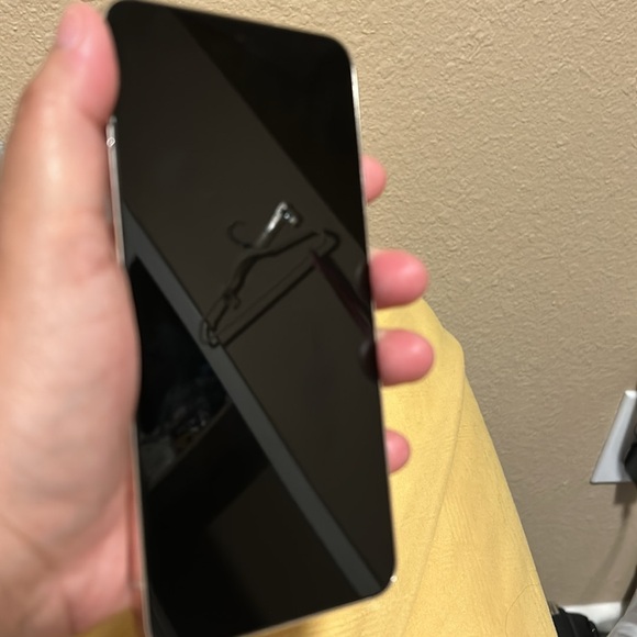 Samsung Galaxy S22 (Unlocked) - Picture 3 of 7